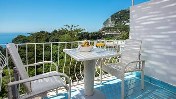 Quarto superior, sacada, vista para o mar | Roupas de cama premium, edredons de pluma, frigobar, cofres nos quartos