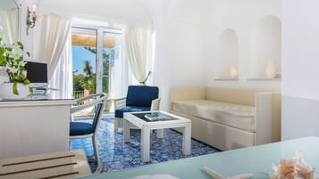 Ropa de cama de alta calidad, cubrecamas y minibar