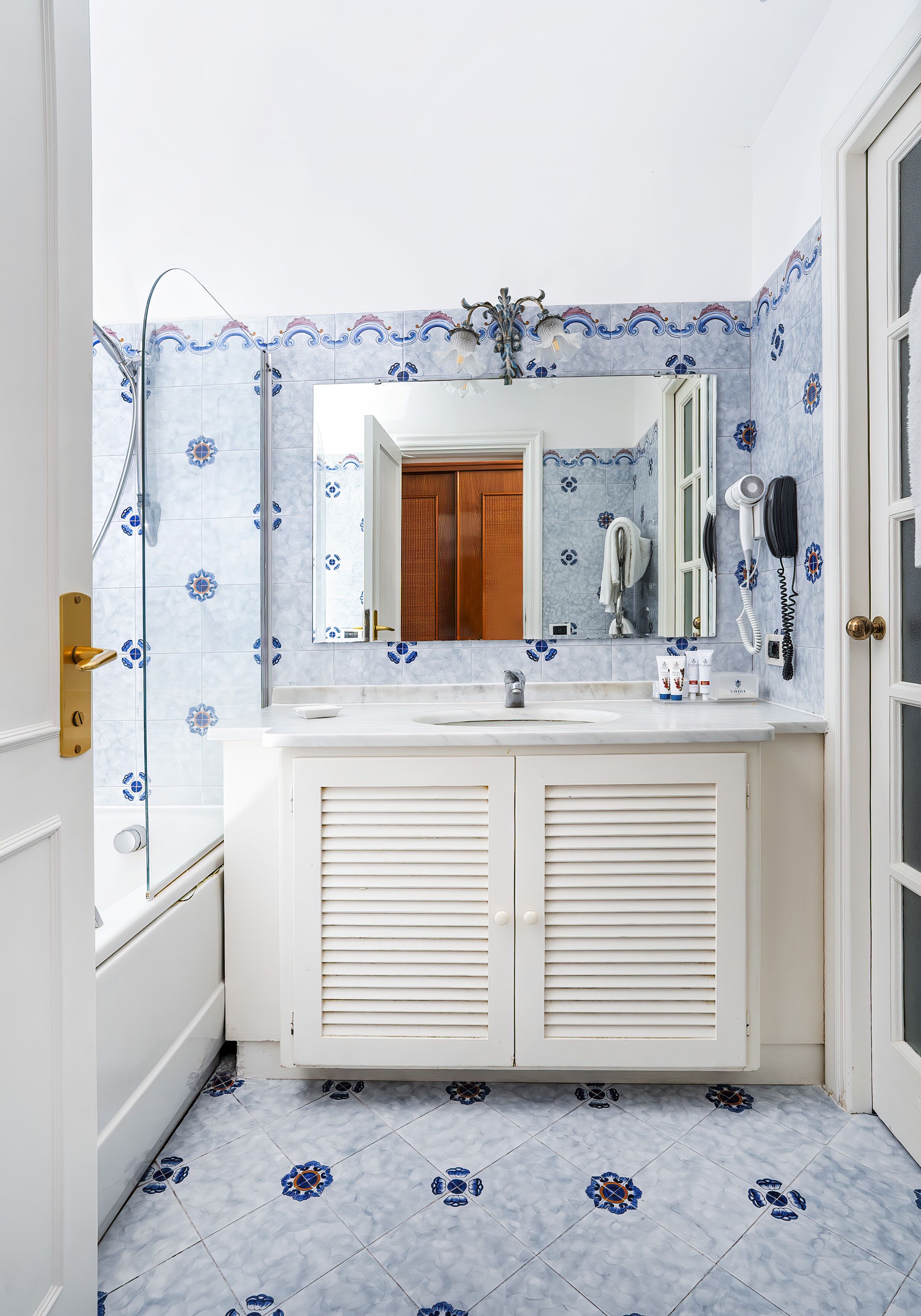 junior suite, terrace, sea view (classic junior suite terrace sea view) | bathroom | designer toiletries, hair dryer, bidet, towels
