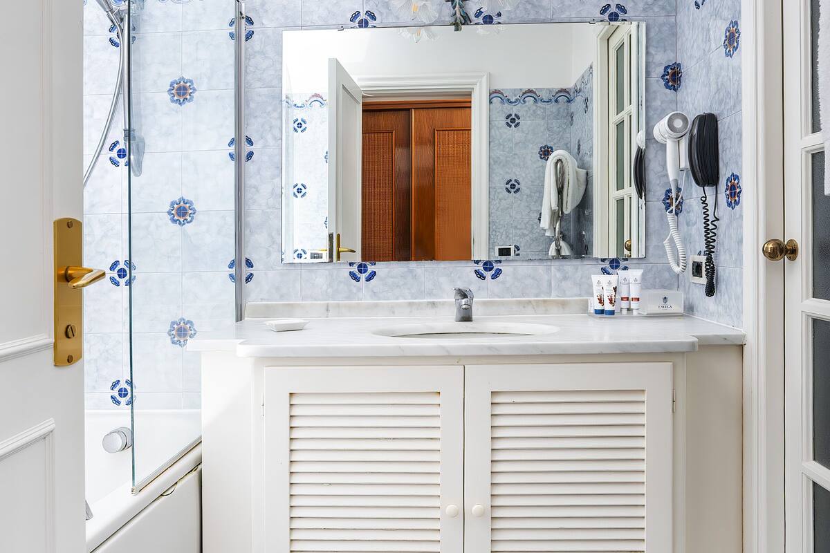 junior suite, terrace, sea view (classic junior suite terrace sea view) | bathroom | designer toiletries, hair dryer, bidet, towels