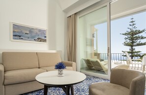 Junior-sviitti, 1 suuri parisänky ja vuodesohva, terassi (Modern Junior Suite terrace sea view) | Ylelliset vuodevaatteet, untuvapeitot, minibaari, tallelokero huoneessa