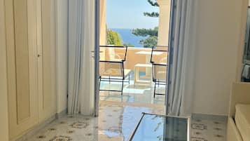 Executive suite, meerdere bedden, patio (Executive patio partial seaview) | Luxe beddengoed, donzen dekbedden, een minibar, een kluis op de kamer