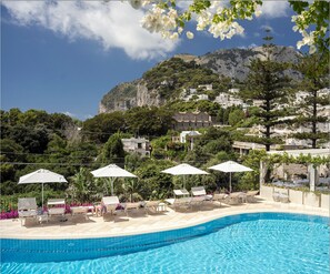 Seasonal outdoor pool, open 10:00 AM to 7:00 PM, pool umbrellas - Hotel La Vega (Capri)
