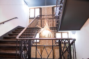 Eine Treppe mit Metallgeländern und einer Ziegelwand im Hintergrund.