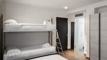 Habitación con literas, una escalera, una puerta y un armario.