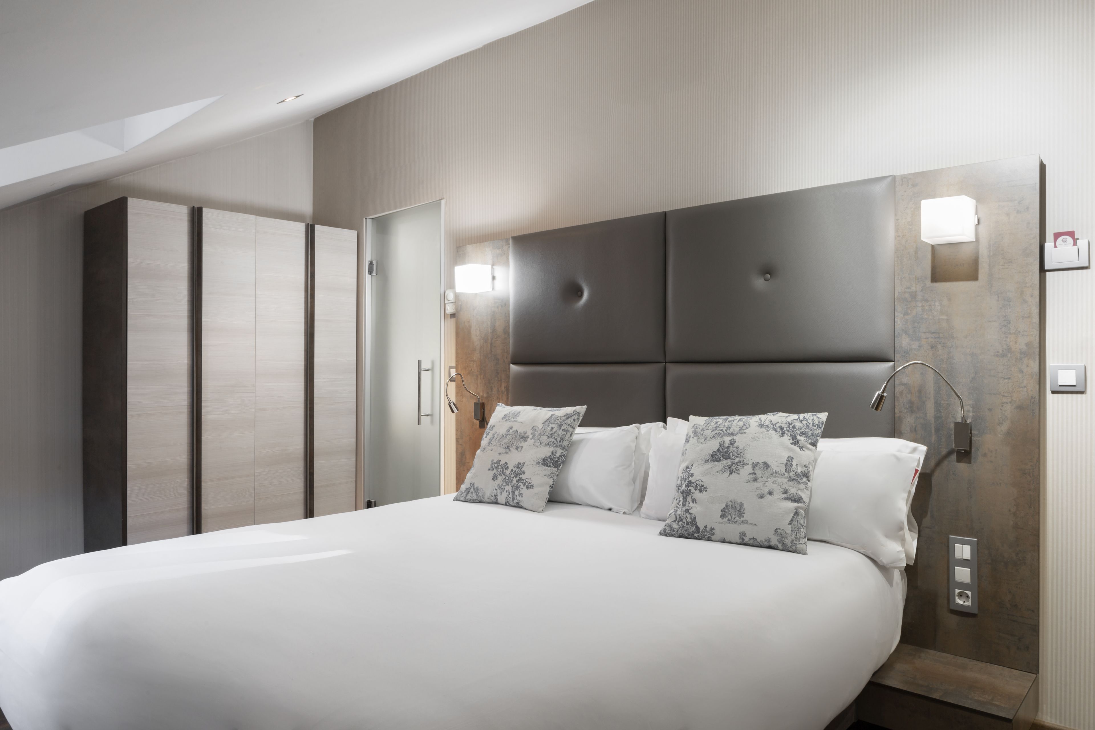 romantic room, 1 double bed | minibar, in-room safe, desk, blackout curtains