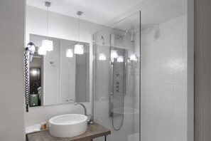 Superior négyágyas szoba | Fürdőszoba | Zuhanyzó, designer piperecikkek, hajszárító és törölközők