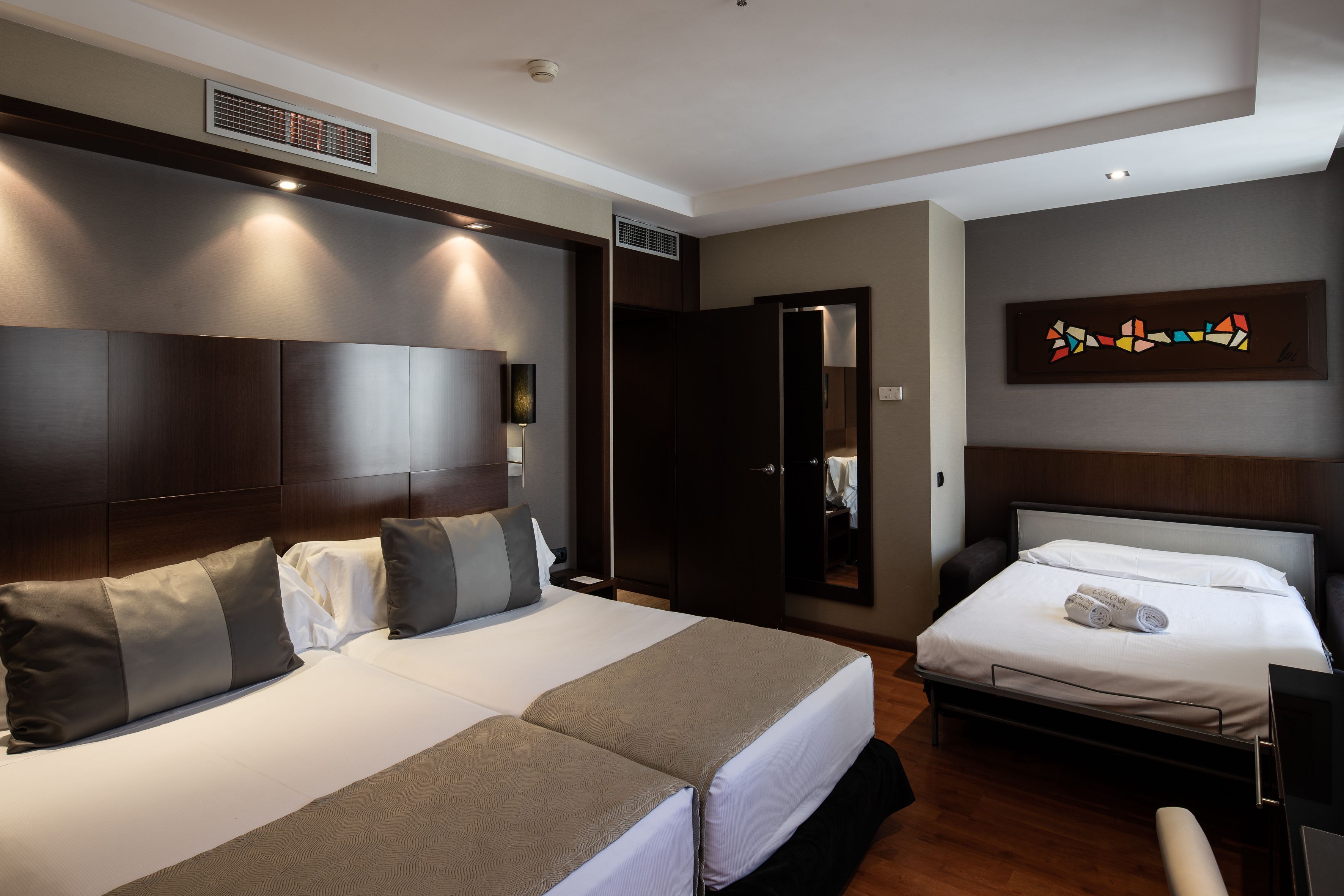 Minibar, caja de seguridad en la habitación y escritorio 