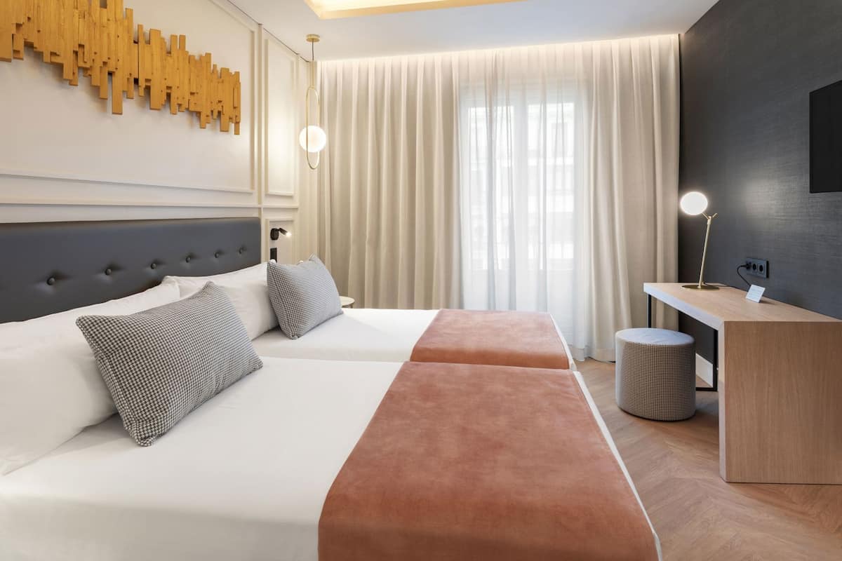 Minibar, Zimmersafe, Schreibtisch, schallisolierte Zimmer