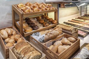 Bữa sáng buffet hàng ngày với phụ phí nhỏ 