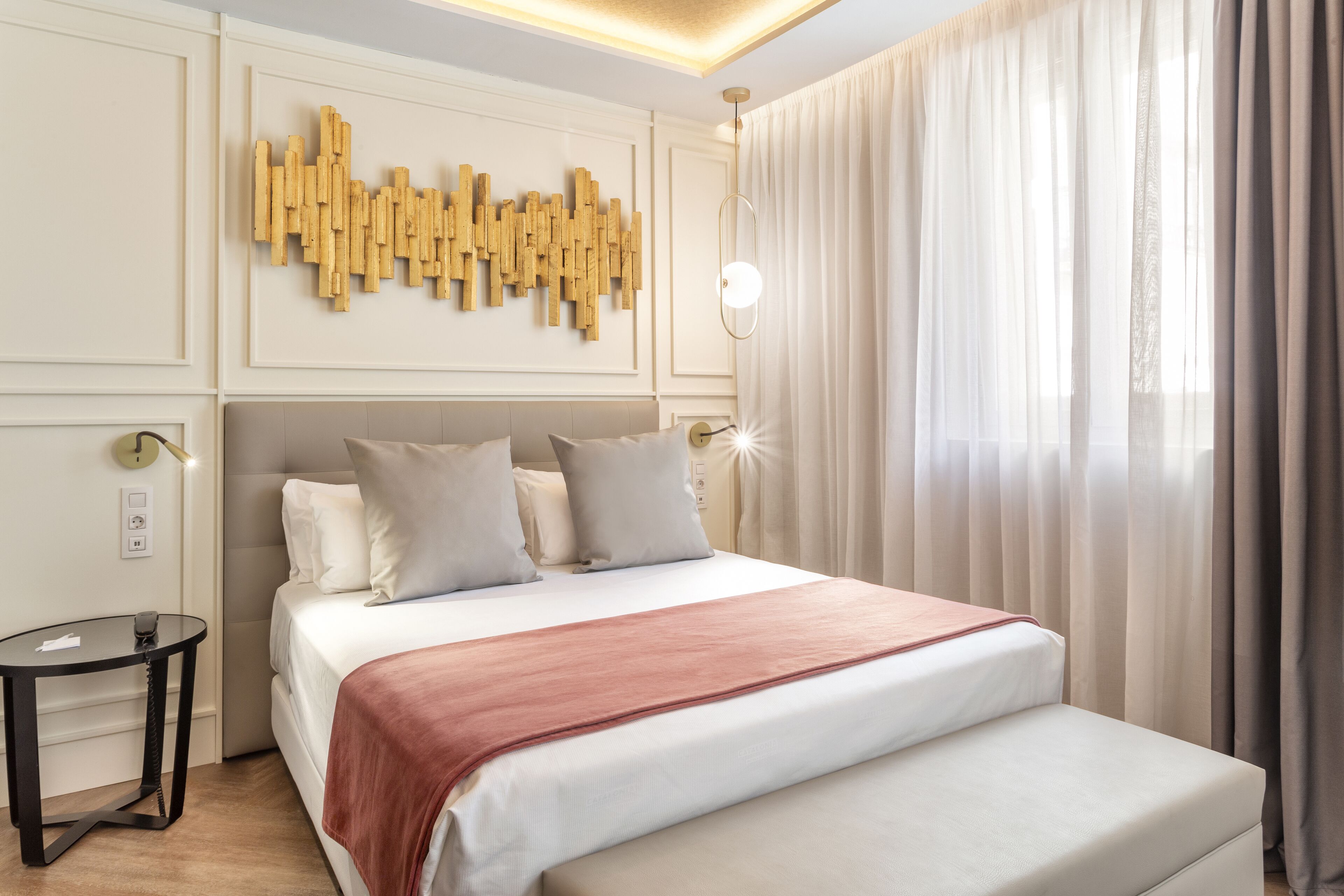 Habitación familiar | Minibar, caja fuerte, escritorio y sistema de insonorización