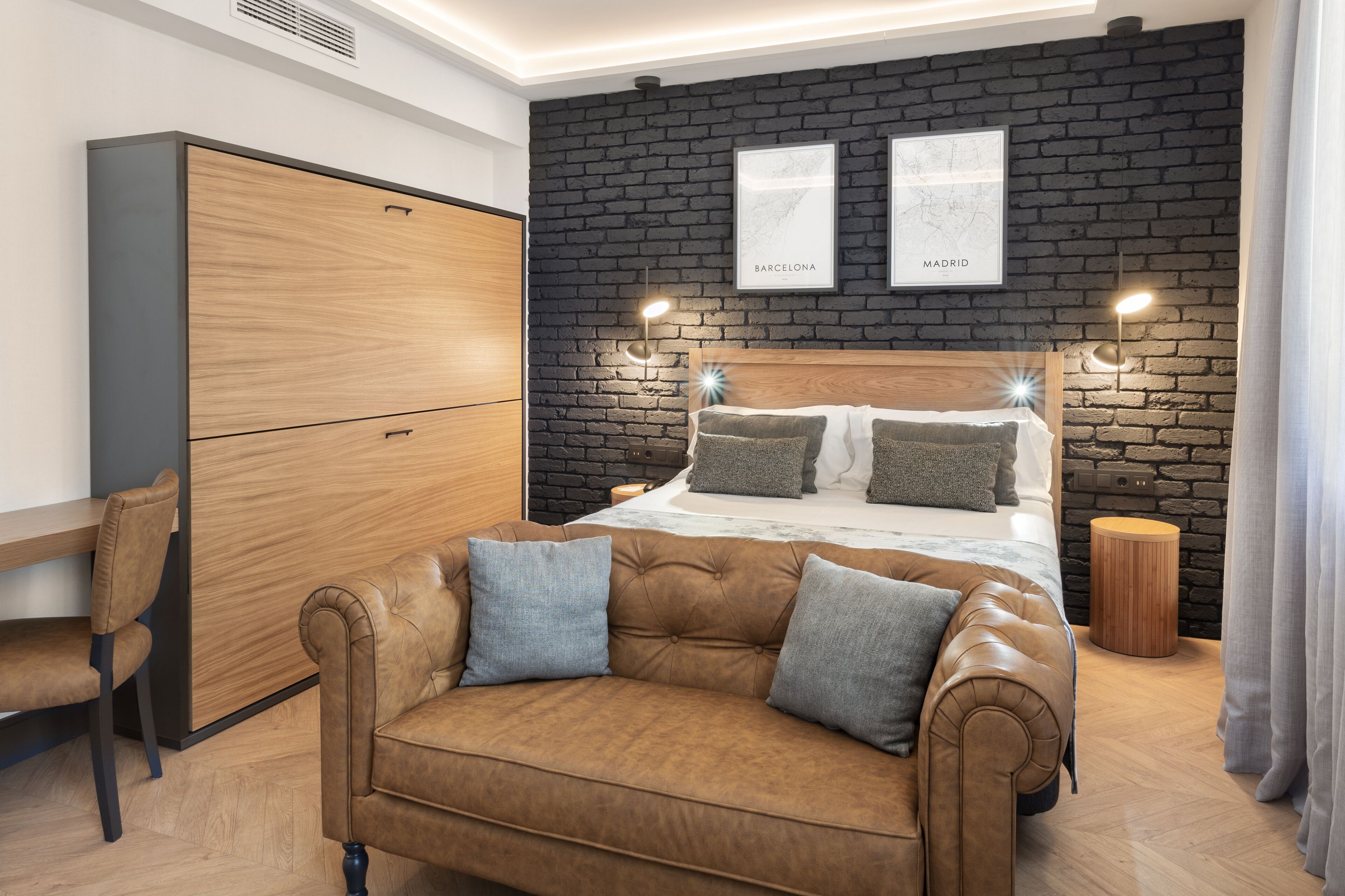 family room | minibar, in-room safe, desk, soundproofing