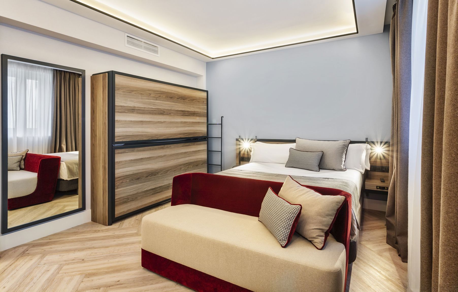 Minibar, caja de seguridad en la habitación y escritorio 