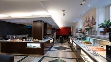 每日供应自助式早餐(每人 EUR 20)