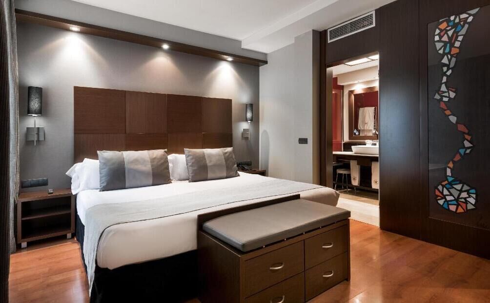 Minibar, caja de seguridad en la habitación y escritorio 