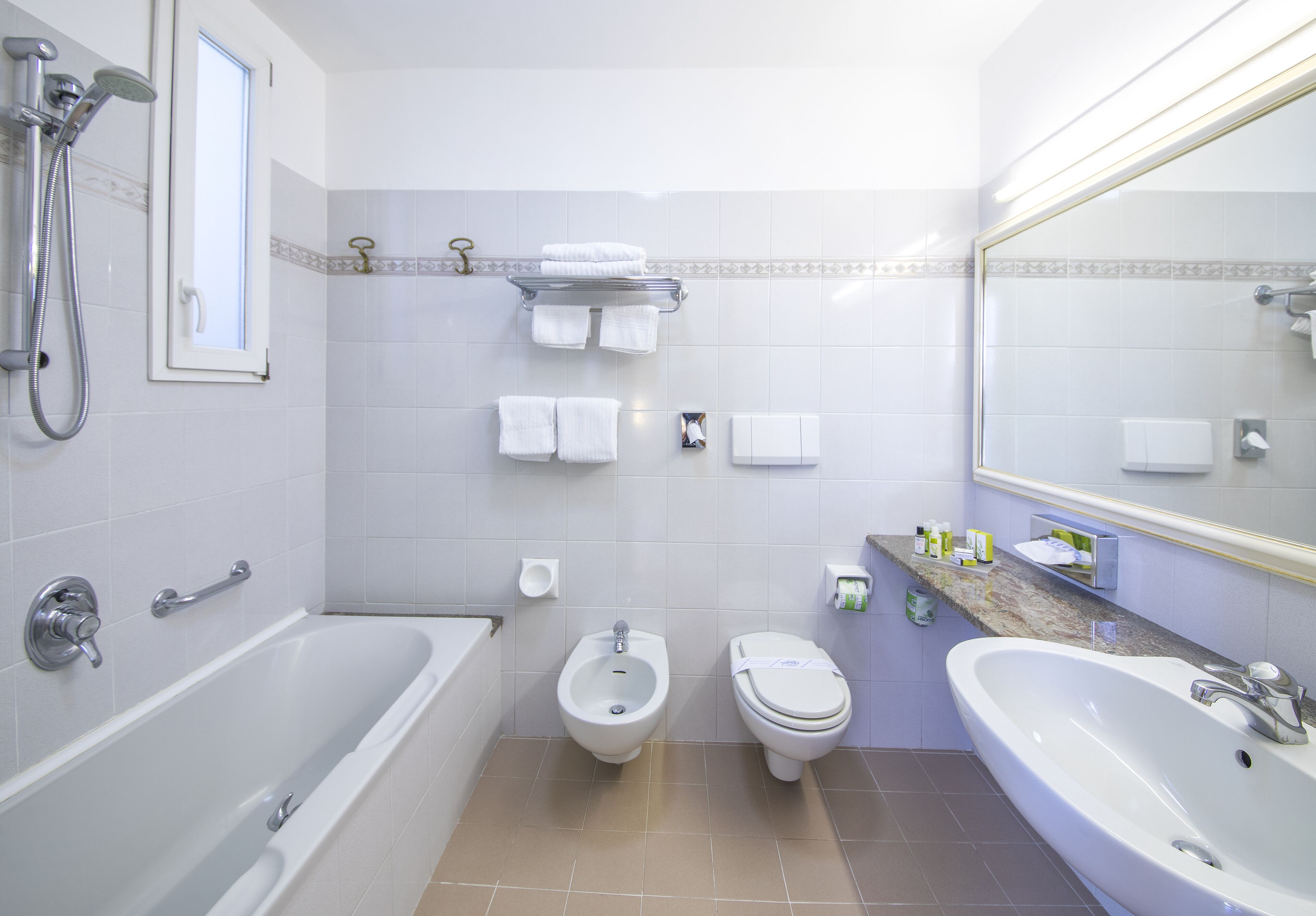 superior room, sea view | bathroom | combined shower/bathtub, hair dryer, bathrobes, slippers