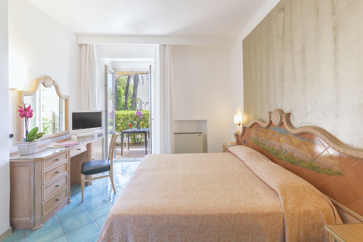 premium bedding, minibar, in-room safe, individually furnished