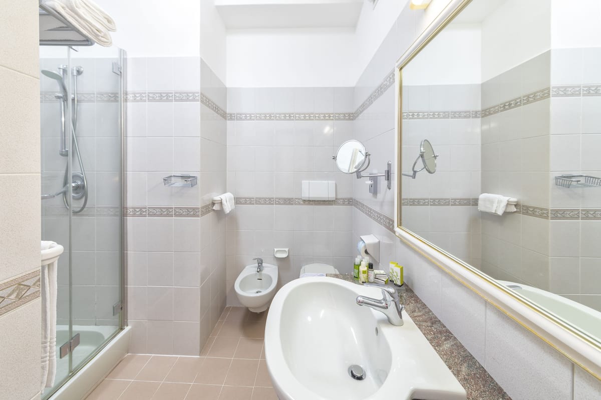 combined shower/bathtub, hair dryer, bathrobes, slippers