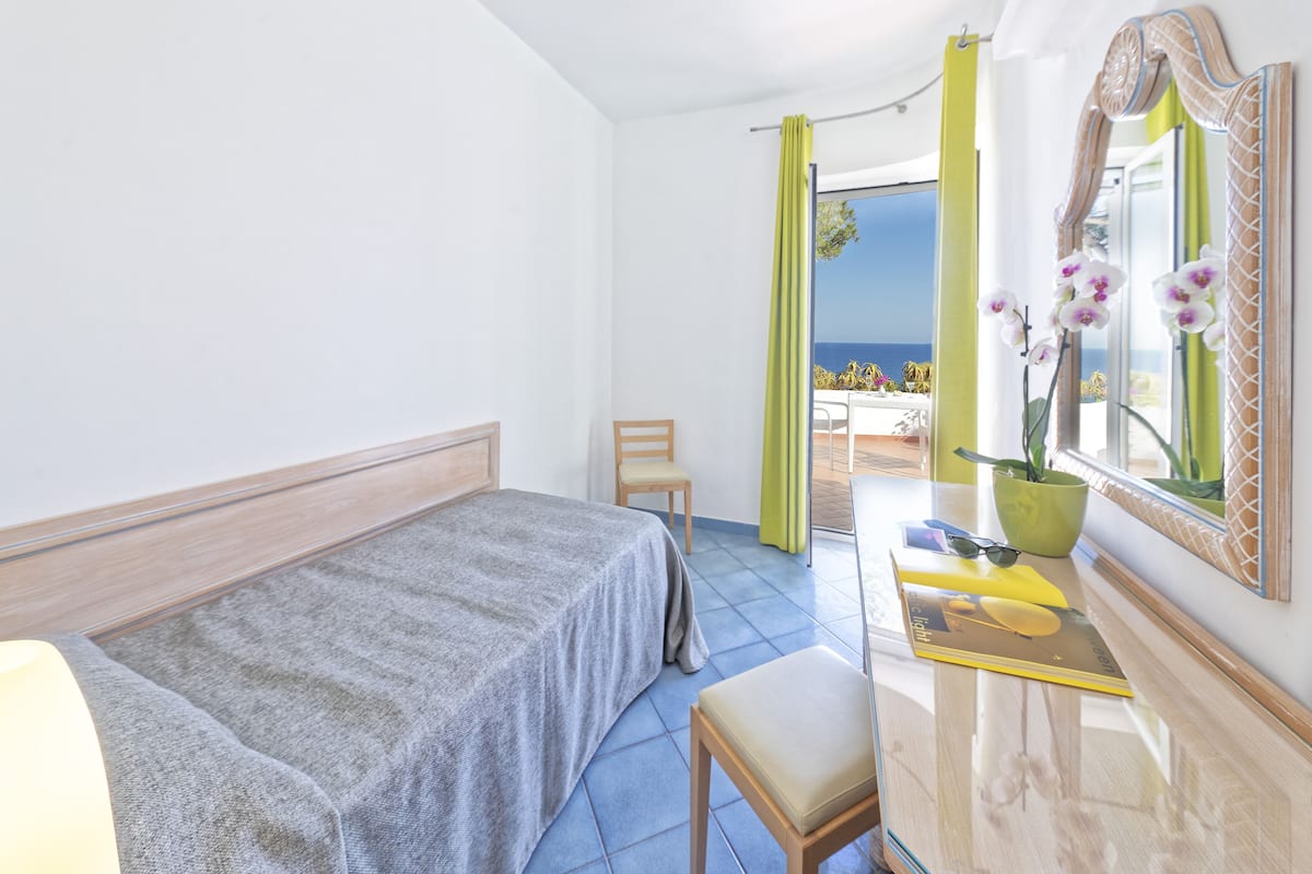 Eenpersoonskamer, 1 eenpersoonsbed, uitzicht op zee | Een minibar, een kluis op de kamer, een bureau, een laptopwerkplek