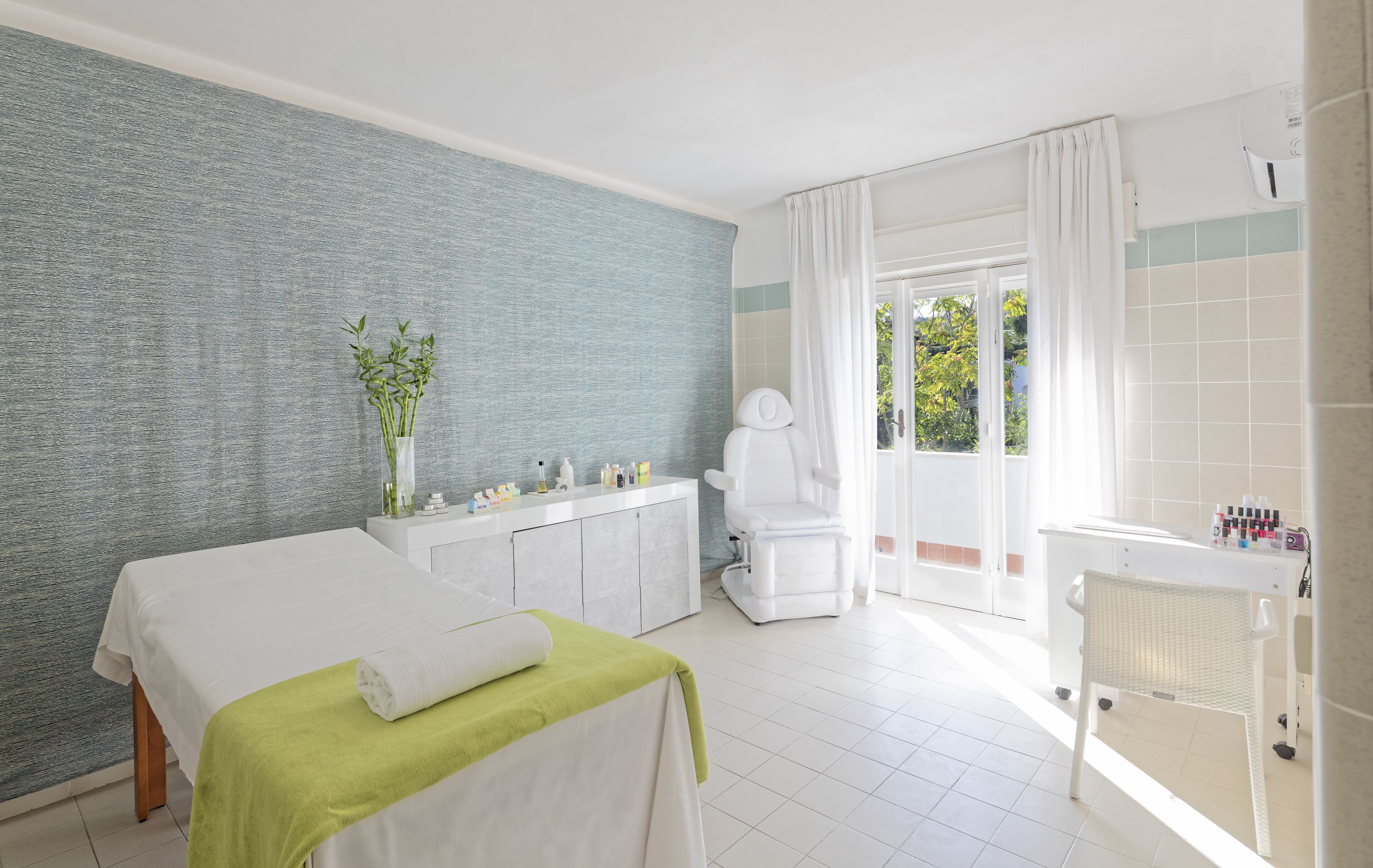 couples treatment room(s), hot tub, steam room, turkish bath/hammam