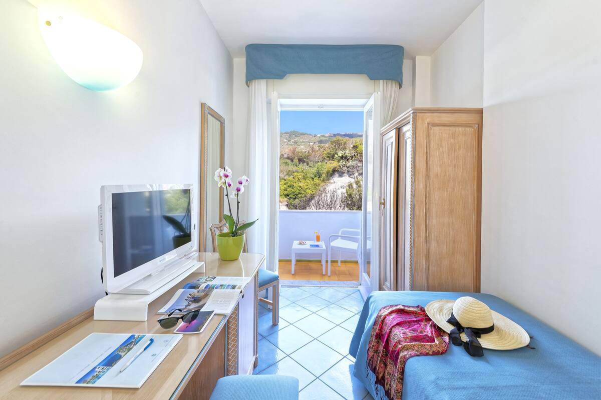 classic single room, 1 single bed | minibar, in-room safe, desk, laptop workspace