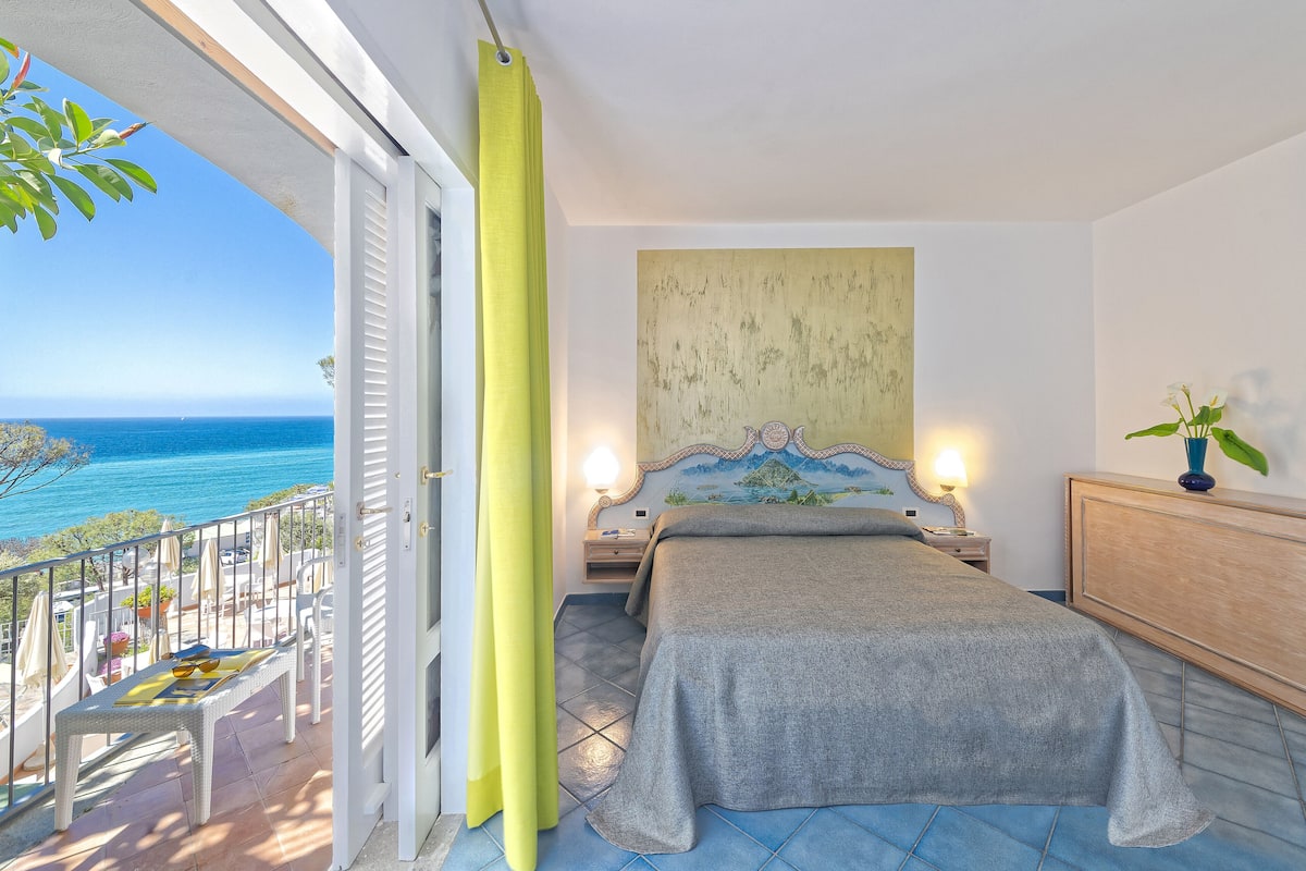 minibar, in-room safe, desk, laptop workspace