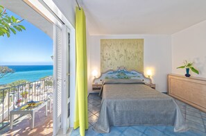 迷你吧、客房内保险  箱、办公桌、笔记本电脑工作区