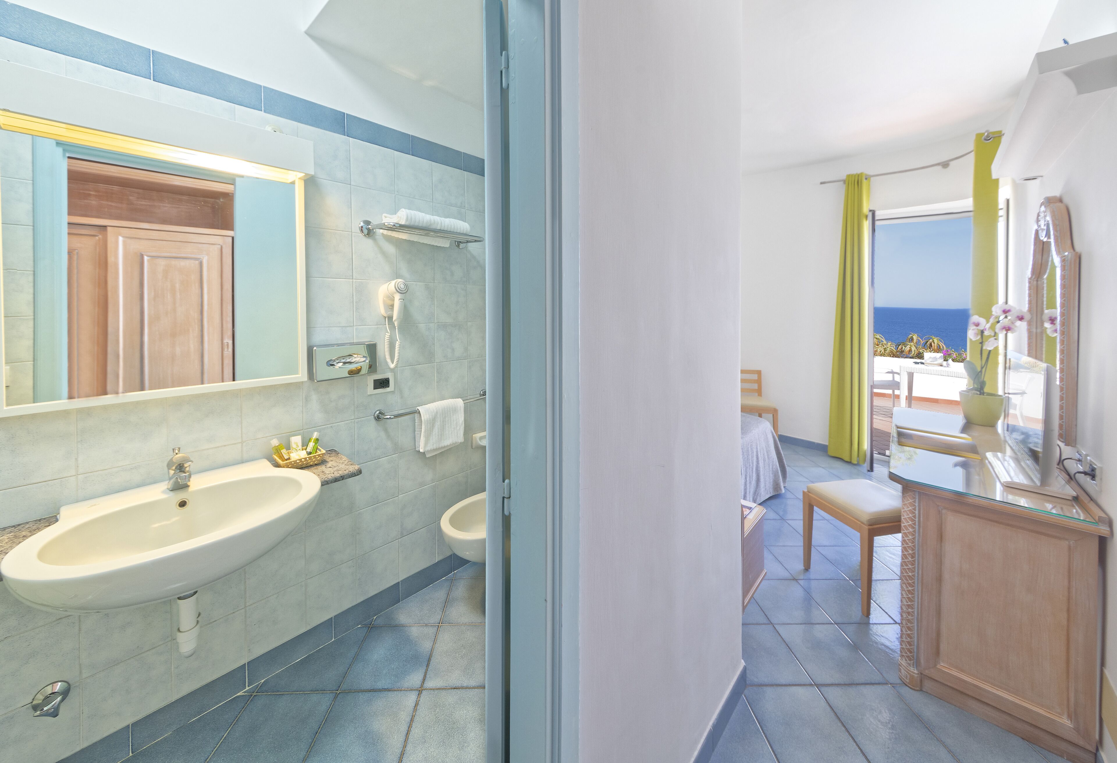 single room, 1 single bed, sea view | minibar, in-room safe, desk, laptop workspace