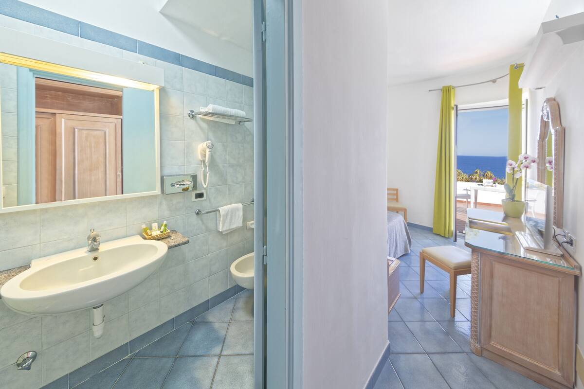 single room, 1 single bed, sea view | minibar, in-room safe, desk, laptop workspace