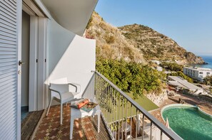 Minibar, coffres-forts dans les chambres, bureau