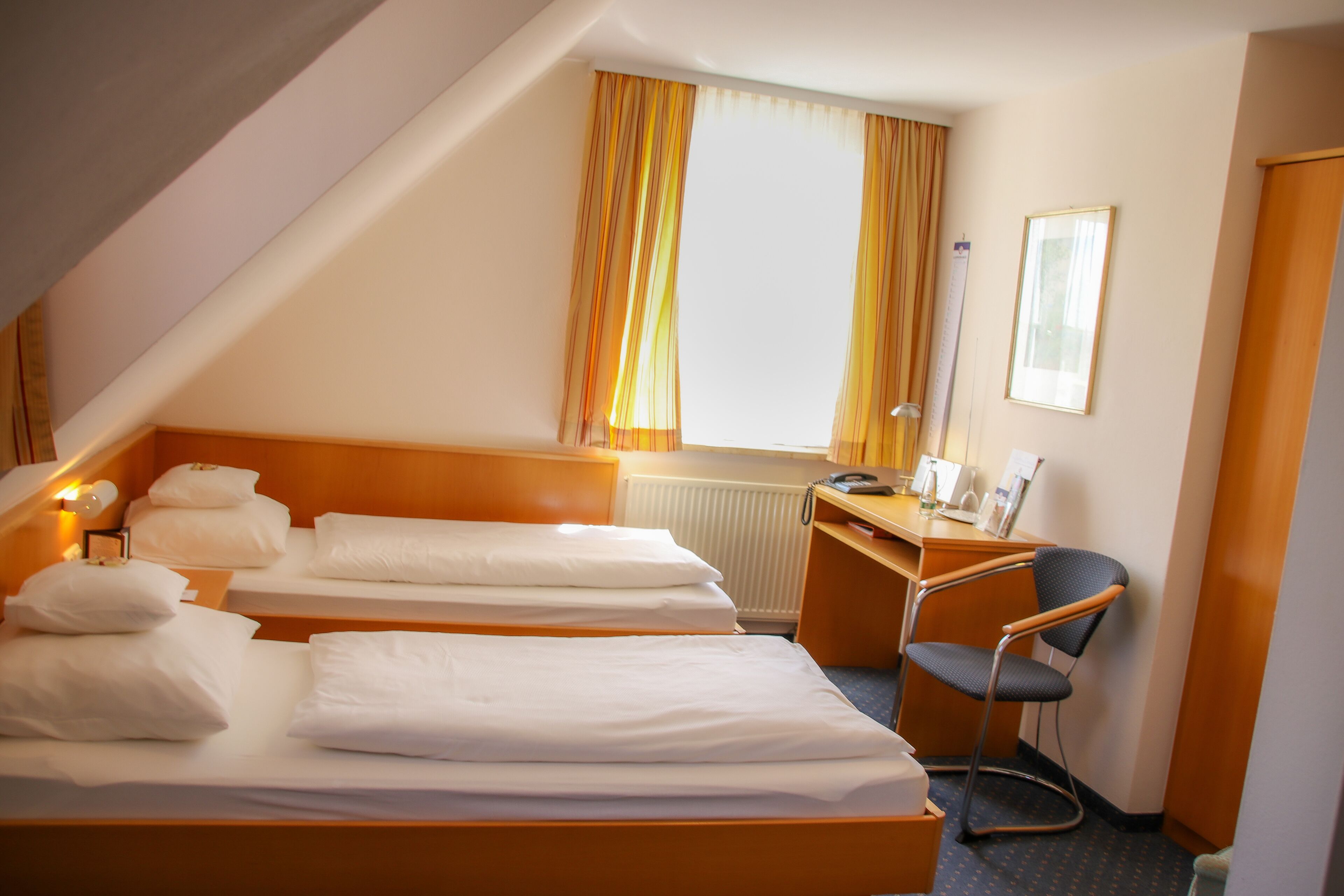 double room, annex building | in-room safe, desk, free wifi, bed sheets