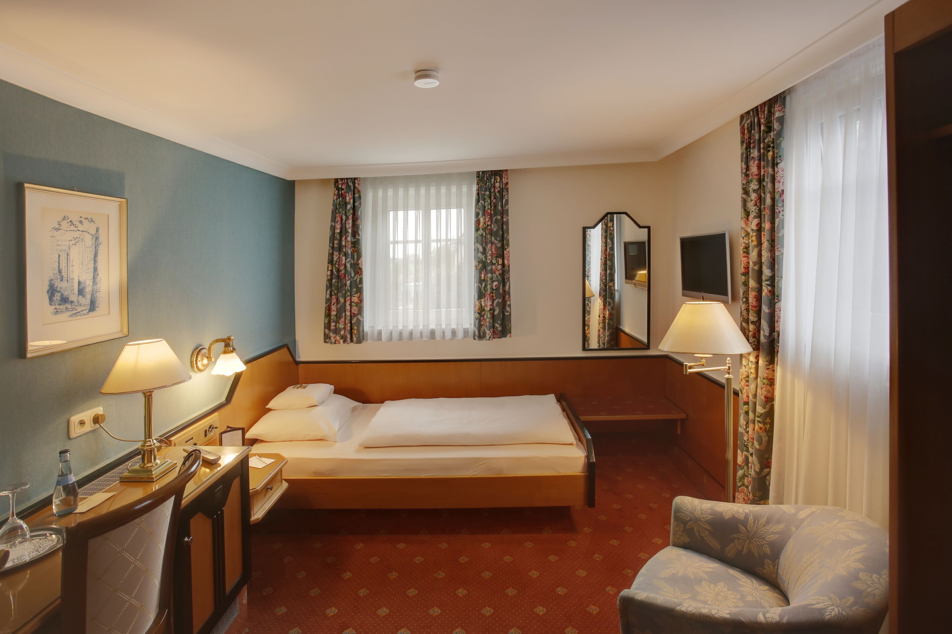 standard single room | in-room safe, desk, free wifi, bed sheets