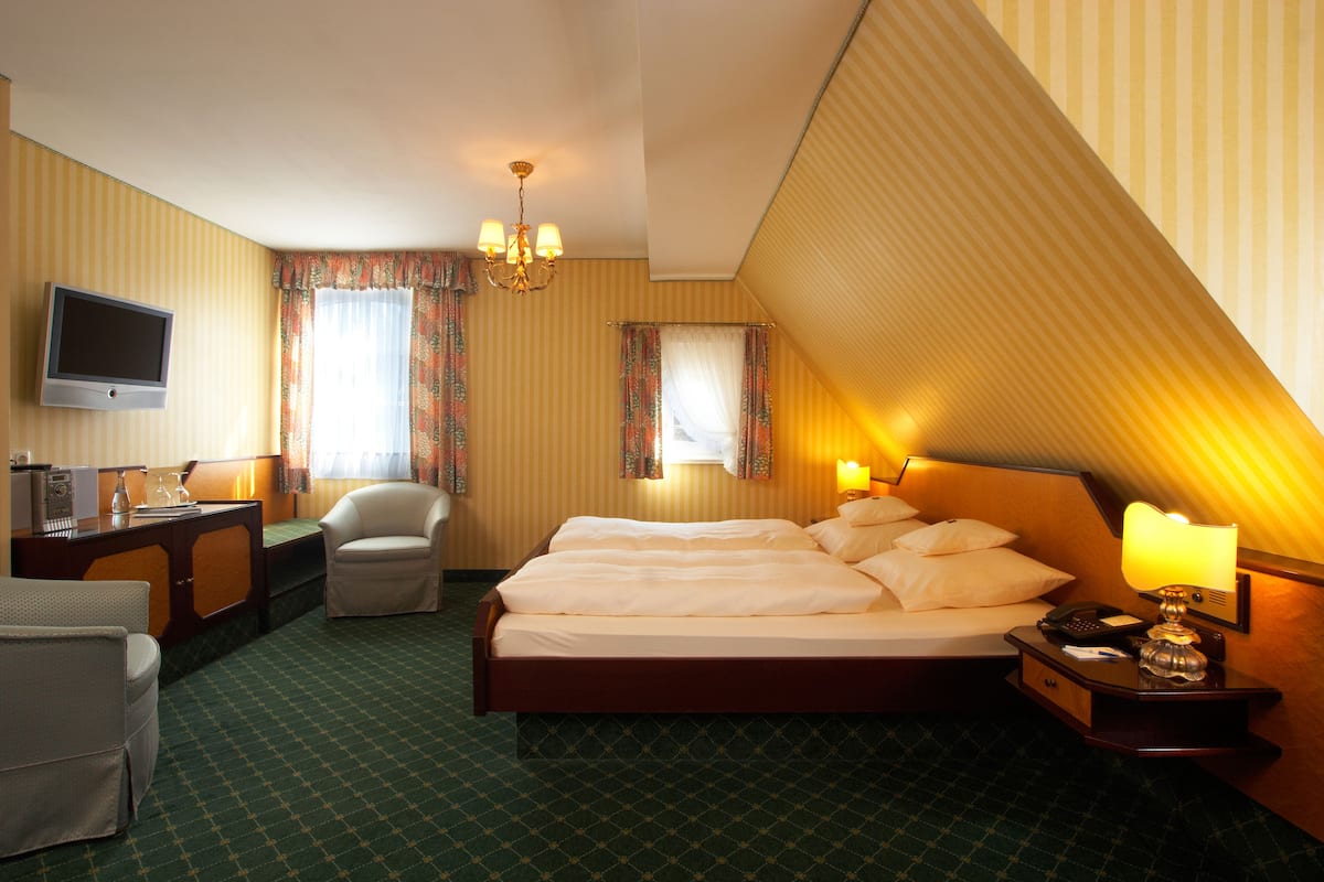 in-room safe, desk, free wifi, bed sheets