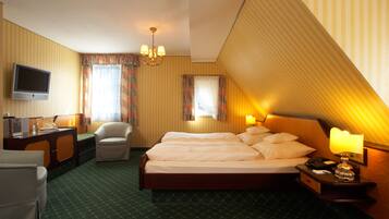 Zimmersafe, Schreibtisch, kostenloses WLAN, BettwÀsche