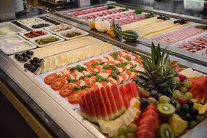 Petit déjeuner buffet (24 EUR par personne)