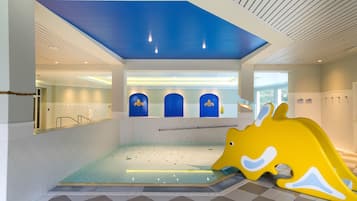 2 kolam renang tertutup, kerusi lepak pantai