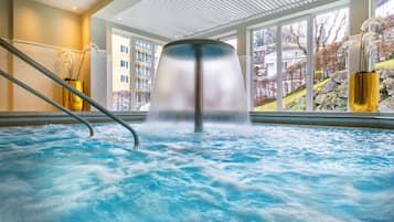 2 Innenpools, geöffnet von 07:00 Uhr bis 21:00 Uhr, Liegestühle