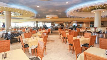 Melayani sarapan dan makan siang dengan sajian masakan internasional