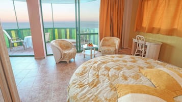 Romantische suite, balkon, uitzicht op zee | 1 slaapkamer, een minibar, een kluis op de kamer, gratis wifi