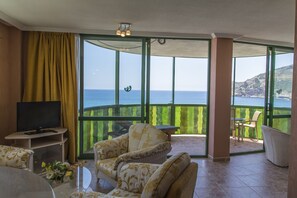 Romantic Suite, Balcony, Sea View | Living area