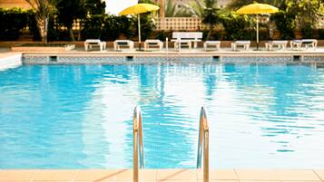 Piscina externa, guarda-sóis, espreguiçadeiras