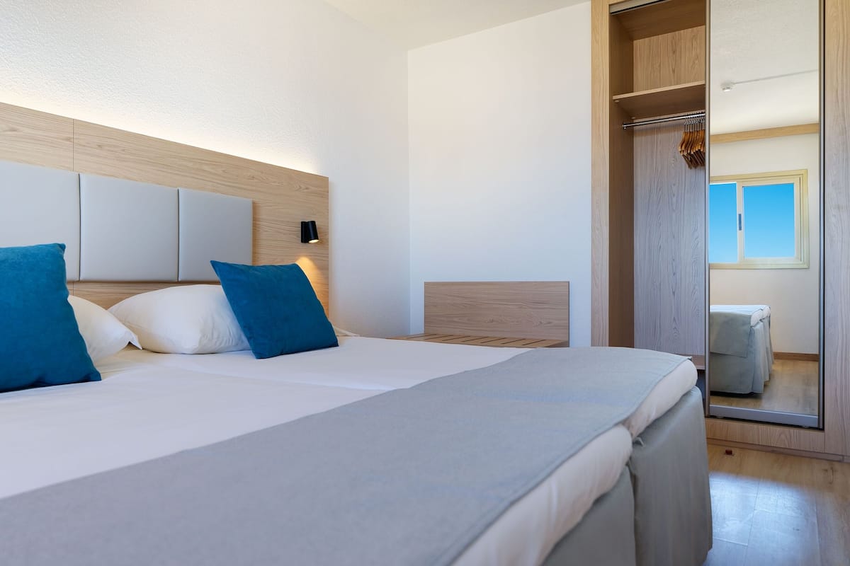 1 bedroom, in-room safe, desk, blackout drapes