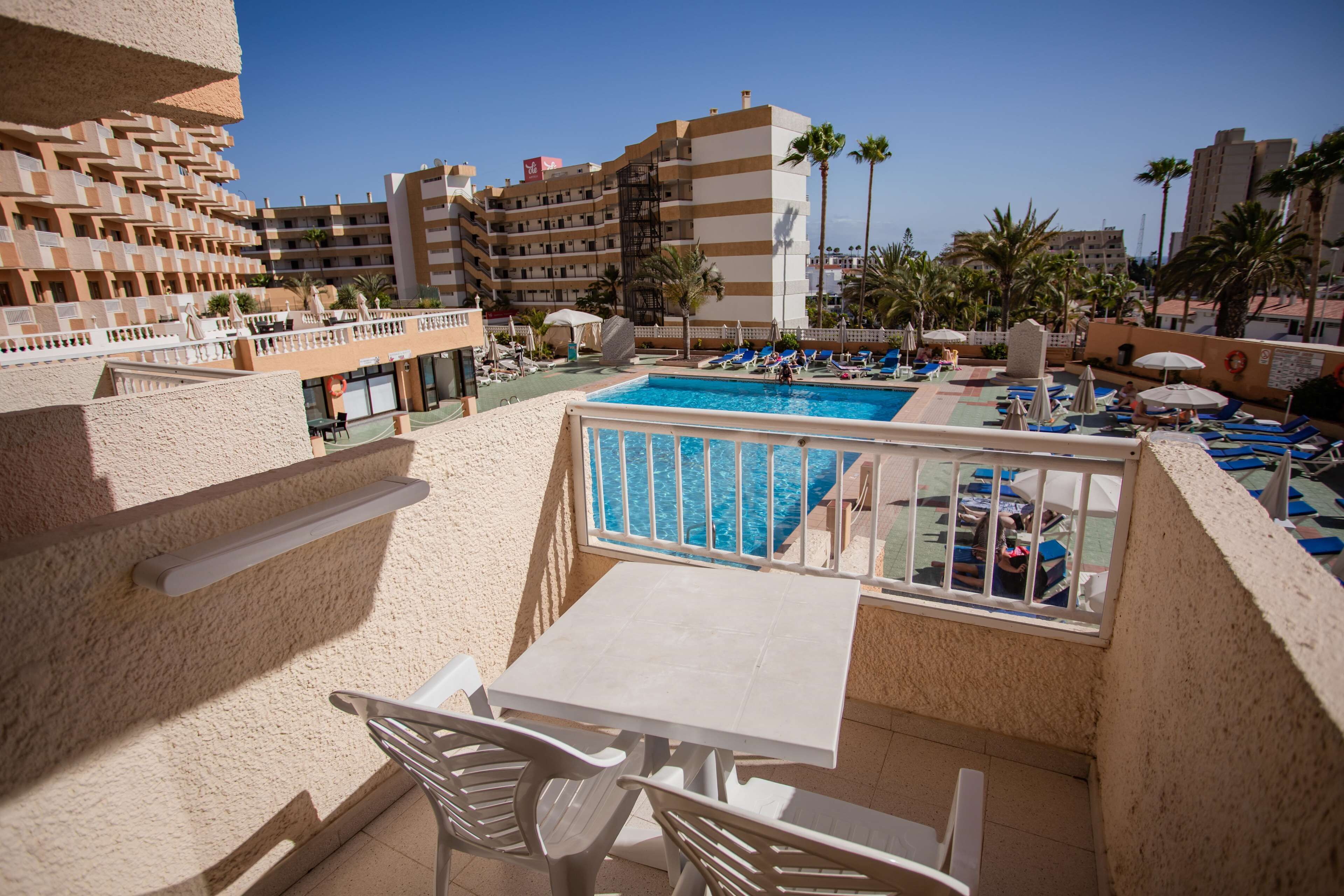 1 habitación, caja de seguridad en la habitación y escritorio 