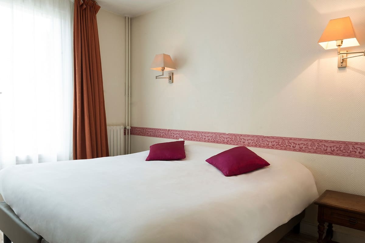 In-room safe, desk, free WiFi