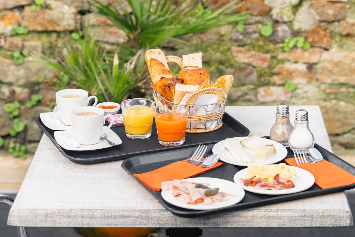 Espacio para trabajar con laptop y cortinas blackout 