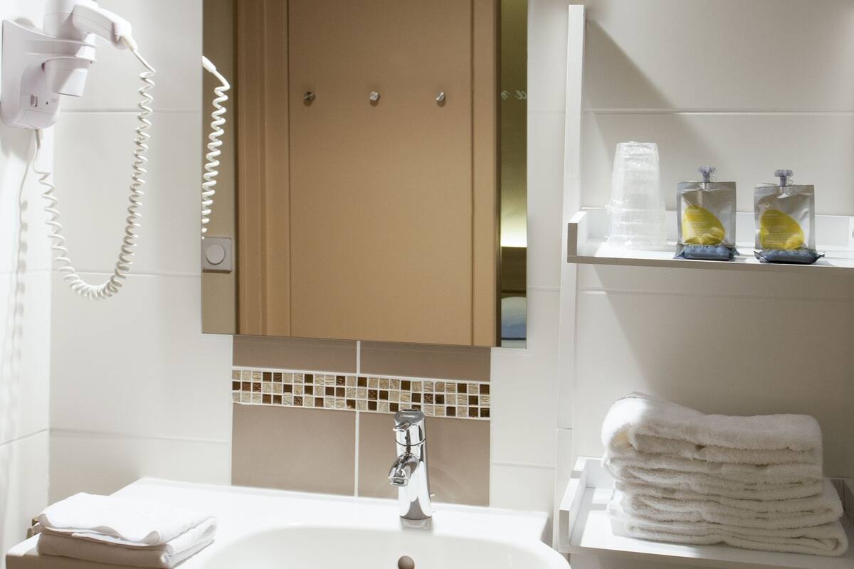 comfort double room | bathroom | shower, hair dryer, towels