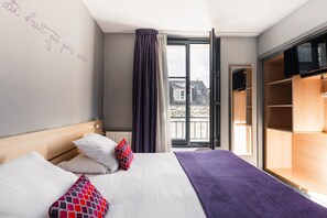Comfort Double Room | Laptop workspace, blackout drapes, iron/ironing board, free WiFi - The Originals Boutique, Hôtel du Château, Dinan (Dinan)
