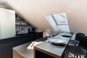 Suite estudio clásica | Cocina privada | Cafetera o tetera y hervidor eléctrico