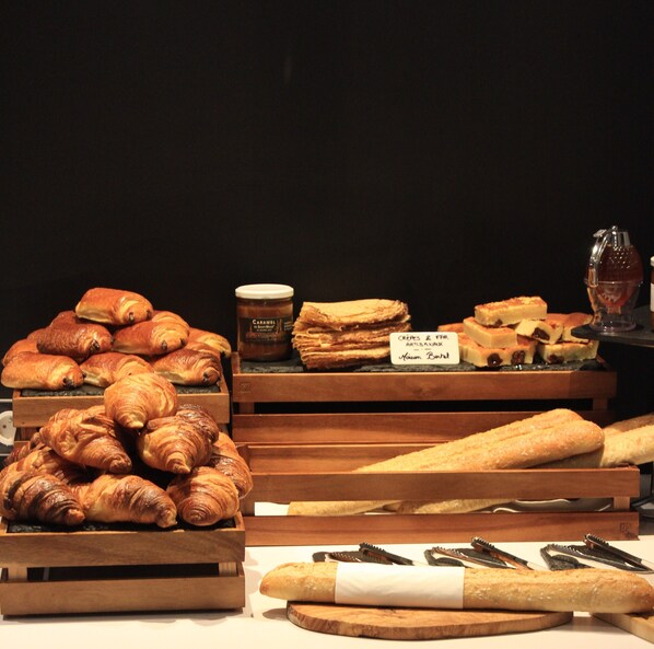 Daily buffet breakfast (EUR 15 per person) - The Originals Boutique, Hôtel du Château, Dinan (Dinan)