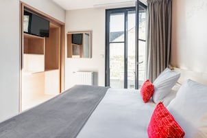 Habitación doble superior | Espacio para trabajar con un portátil y cortinas opacas